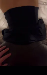 性瘾大屁股皮裤母狗找炮友赏巴掌，被无套内射 打到手痛