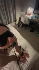 骚逼贱母狗人妻牵着绳随意践踏后入