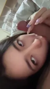 搞怪女吃鸡吧还做鬼脸，射求一嘴精液