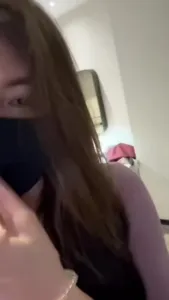 真实勾搭熟女美少妇 背着老公偷情上瘾 骚逼一扣逼水直流 太顶