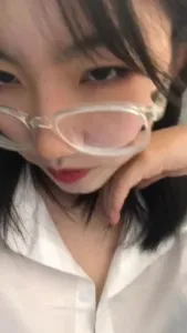 戴个眼镜的骚货,一脸嫌弃