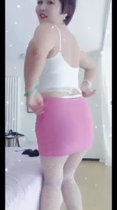 熟女摸奶抠逼自拍