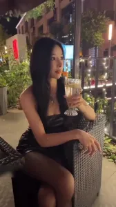 露脸3P上海虚荣名媛,表面美丽正经