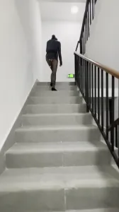 母狗家楼梯间激战