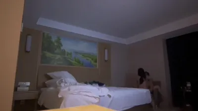 体制内淑女沙发上自己动,然后抱起来草,射了又草一次