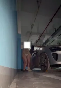 送美女同事回家 在她家地下车库干一炮夹着精液回家