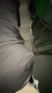 在黑丝御姐楼下后入她