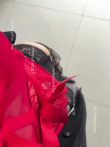 电梯门前大鸡巴插穴自慰,好刺激水流得更多了