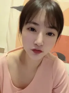 【章哥经典】颜值非常高的小姐姐裸聊自慰有玩具