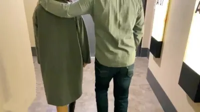 陪36岁熟女嫂子看电影 电影院一进门就把持不住 把我的鸡巴含住 口爆