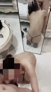 在穿衣镜前爆操后入偷情骚货少妇