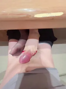 小狮子餐厅包厢里桌下丝袜足交，真是太刺激了！