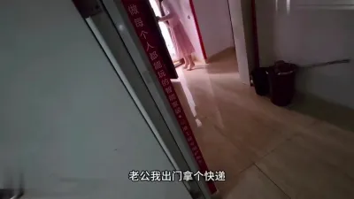 小朱老师骗他老公出门取快递天台偷情 带回精液让他老公添