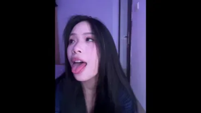 好淫荡的表情，舌头看起来很好吃的样子