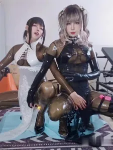 【同性】胶衣伪娘被伪娘主人花式羞辱SM调教,还要关狗笼里深喉吞精