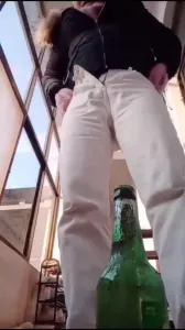 肥熟女用酒瓶自慰