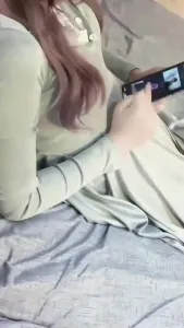 和嫂子激情大战，嫂子的皮肤真的又白又嫩，背着大哥操嫂子