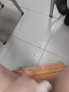 自慰喷出来了好多水