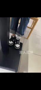 舞蹈生女大穿了一周的白袜踩在鸡吧上是一种什么感觉？
