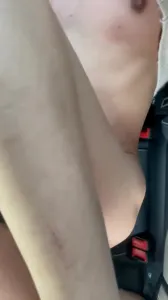 良家熟女老公在家,只能在她小区楼下玩车震了,太惊险刺激