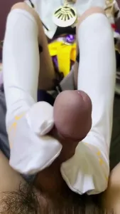 小女友cosplay原神九条白袜足交,无需润滑油也能把鸡巴搓射!