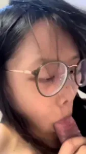 反差眼镜护士很骚有完整