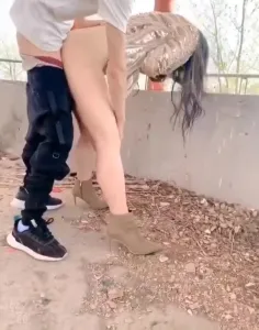 和丰满熟女人妻去山上打野战,抱着大屁股狠狠抽插,太刺激了,非常过瘾