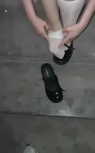 把白丝小女友带到到楼梯间让她把丝袜套在我的鸡巴上撸射！舒服