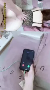 淫妻和老公打着电话偷情 孩子还在敲着门