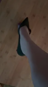 被娇妻的高跟鞋踩射