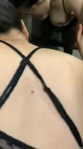 大奶黑丝少妇在镜子前被爆操