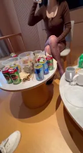 绿帽老婆包臀无内露出勾引好兄弟实录，朋友妻不客气一起3P轮操淫妻调教