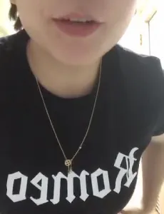 【雨哥原创】实拍短发骚逼自慰扣逼给我看，没想到逼水挺多