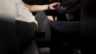 欧爸老哥忍不住 开车里也要来一发