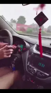 教练车震潜规则人妻，边电话边操