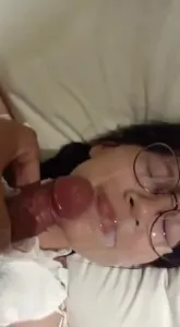 颜射眼镜妹一脸