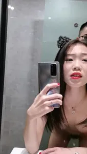 极品反差婊 反差模特喜欢对着镜子做爱,享受给快速抽插