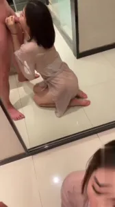 騷屄少妇跪在镜子前口交，真欠尻