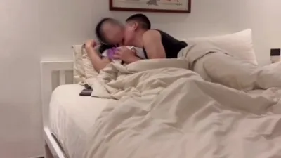 好冷少妇趁老公上班约炮友偷情内射怀孕