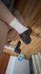 01女友的肉丝小皮鞋白袜版（已成年单手拍摄