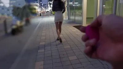 夹着跳蛋会网友 被带到餐厅卫生间里爆操 扯出跳蛋注入精液