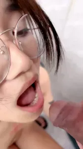 乖乖的眼镜小母狗，看着斯斯文文被调教玩弄，揉奶舔逼叫的好骚