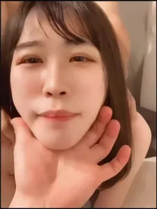 邀请邻居3P露脸的可爱女友,精液都射到了她脸上