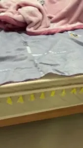 少妇家里“啊啊 你要射了吗我老公快醒来了” 最大胆偷情