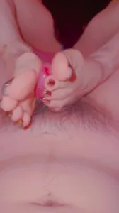 喜欢主人的脚丫子吗？那就把精液射到主人脚上做保养吧