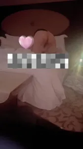 黑丝娇妻和两个单男的4p