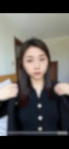 记录生活，海景酒店窗户边日年轻少妇