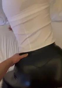 贱母狗想看留言换大家会如何玩弄她  肥臀模特皮裤被撕烂插子宫内射调教