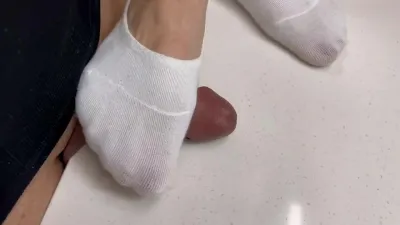 把狗鸡巴放在桌上被主人的棉袜嫩足踩着玩,这都被踩射精你可真是贱啊