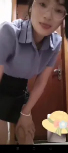 【雨哥原创】实拍跟酒店前台骚逼裸聊，骚货回更衣室扣逼给我看逼水横流